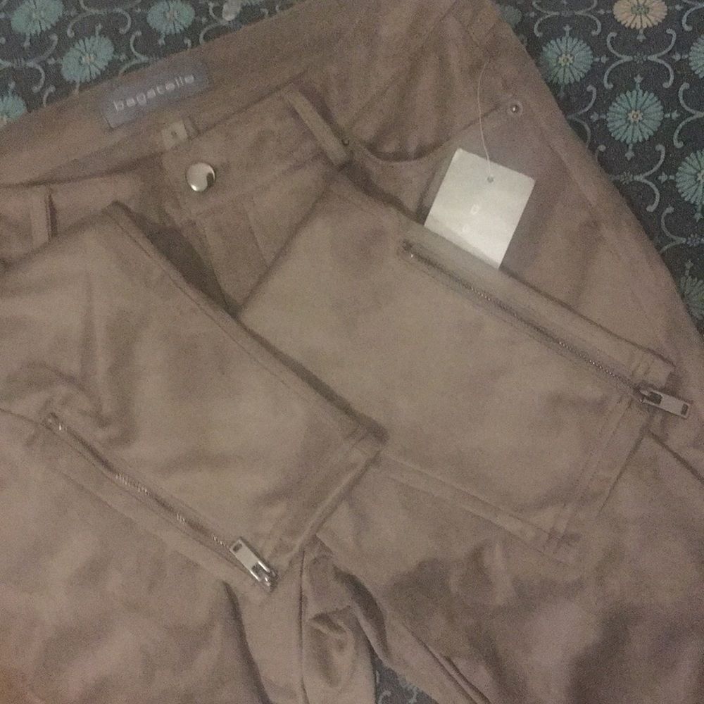 NWT Bagatelle Small Tan Cream Suede-feel Skinny Pants 32” waist w/zipper cuff